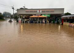 กระบี่ – น้ำท่วมถนน – เสาไฟฟ้าหักโค่น เหตุฝนตกหนักหลายพื้นที่ ปภ.กระบี่ เร่งประสานช่วยเหลือประชาชน