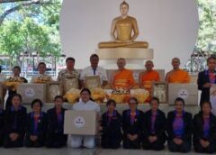 ปทุมธานี-เทศบาลเมืองท่าโขลงมอบดอกไม้จันทน์ 10000 ดอก แก่อำเภอคลองหลวง ณ วัดพระธรรมกาย เตรียมพิธีถวายดอกไม้จันทน์ 16 ธันวา