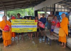 ปทุมธานี -น้ำใจไม่ทิ้งกัน วัดพระธรรมกายมอบถุงยังชีพ 700 ชุด ช่วยผู้ประสบภัยน้ำท่วมนครนายก