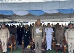 ระยอง-องคมนตรี เป็นประธานวางพวงมาลา รำลึก 76 ปี สดุดีวีรชนทหารเรือไทย ในสมรภูมิรบเกาหลี ที่บริเวณอนุสรณ์เรือหลวงประแส