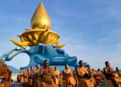 ปทุมธานี-พุทธศาสนิกชนร่วมตักบาตรเทโว 500 รูปเนื่องในวันออกพรรษา